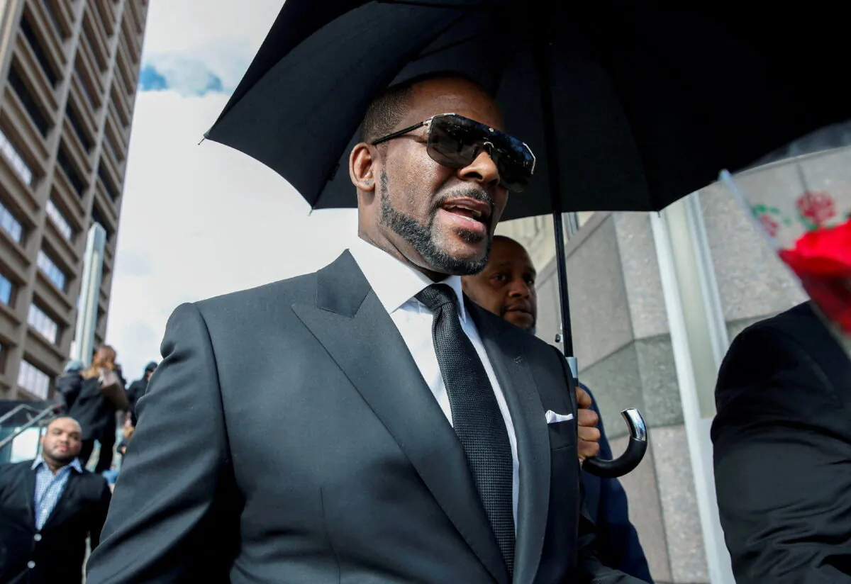 R&B singer R. Kelly leaves the Cook County courthouse after a hearing on multiple counts of criminal sexual abuse case, in Chicago on March 22, 2019. (Kamil Krzaczynski/Reuters)