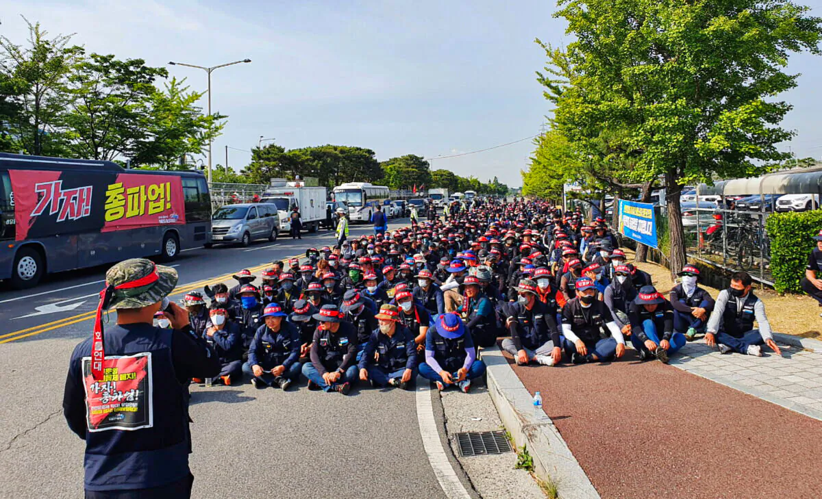 Members of the Cargo Truckers Solidarity union attend a protest in front of Hyundai Motor's factory in Ulsan, South Korea, on June 10, 2022.  (Byungwook Kim/Reuters)