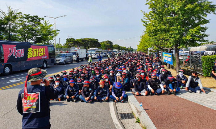 Members of the Cargo Truckers Solidarity union attend a protest in front of Hyundai Motor's factory in Ulsan, South Korea, on June 10, 2022.  (Byungwook Kim/Reuters)