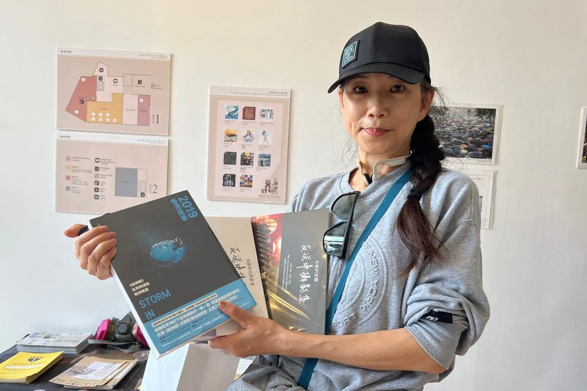 Ms Ng bought books at the exhibition, she will share these books with relatives and friends, and planned to display the books in her new coffee shop, to share the history with everyone (The Epoch Times, UK)