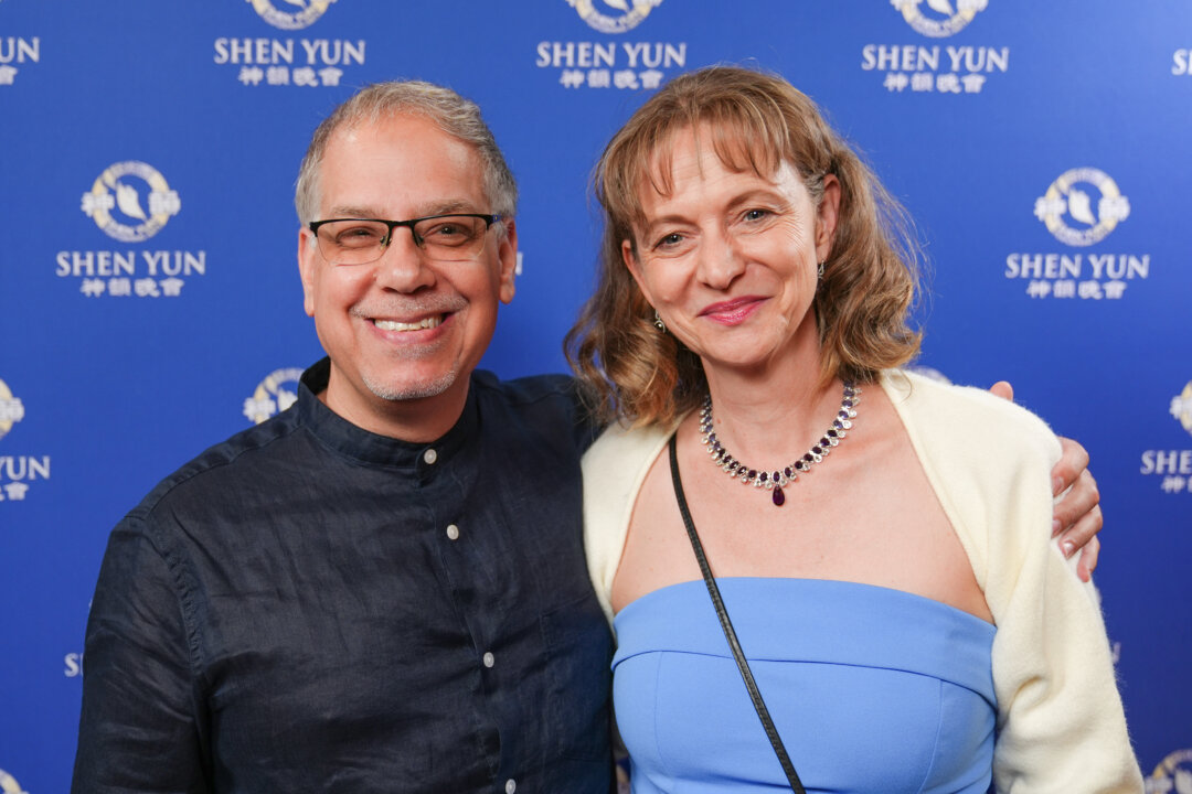 Surgeon Yaron Perry and biology researcher Anna Blumental-Perry at Shea's Buffalo Theatre in Buffalo, N.Y. on June 11, 2022. (NTD)