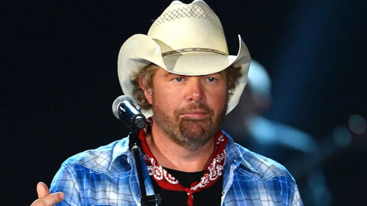 Country singer Toby Keith accepts a USO award on stage during ACM Presents: An All-Star Salute To The Troops at the MGM Grand Garden Arena in Las Vegas, Nevada, on April 7, 2014.(Ethan Miller/Getty Images for ACM)