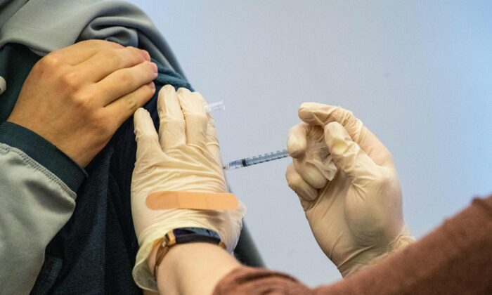 LA VACCINATION CONTRE LA COVID-19 REACTIVE UN VIRUS HAUTEMENT CONTAGIEUX