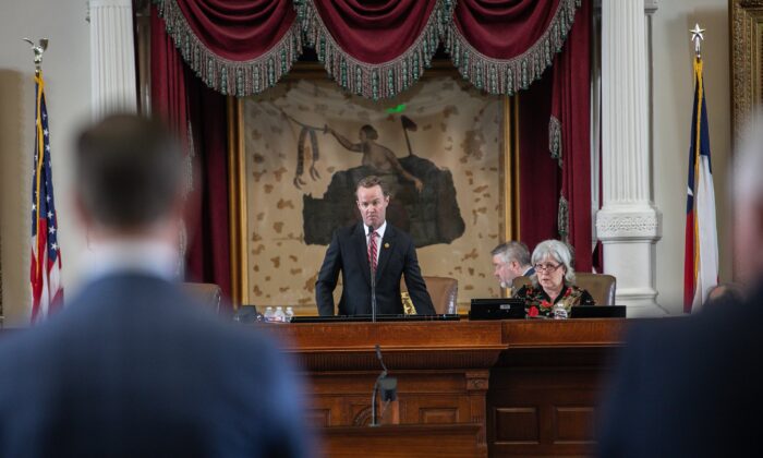 Texas House Speaker Dade Phelan (L) presides over the Texas House in Austin, Texas, in a July 13, 2021, file image. (Montinique Monroe/Getty Images)