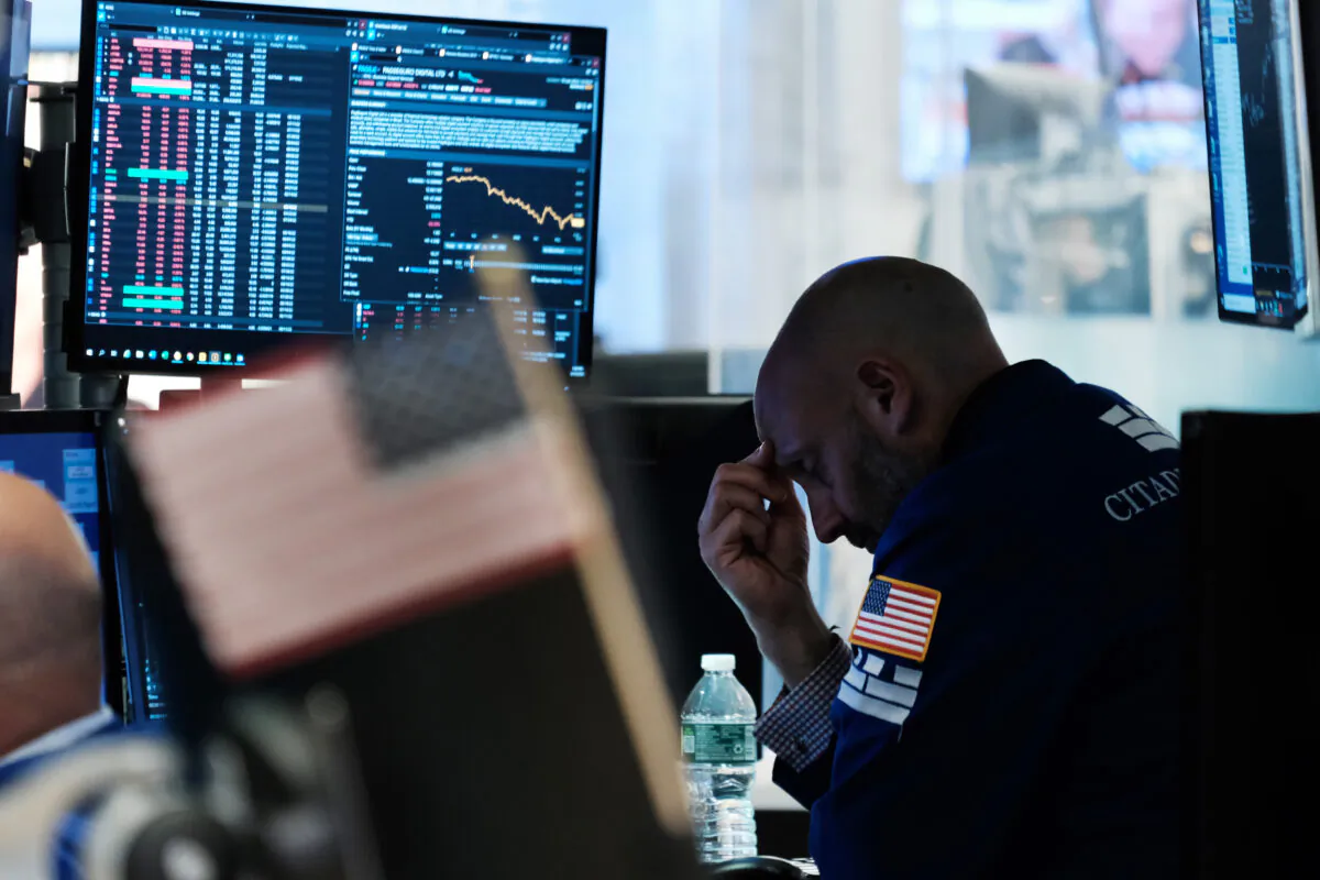 Traders work on the floor of the New York Stock Exchange (NYSE) in New York City on June 10, 2022. (Spencer Platt/Getty Images)