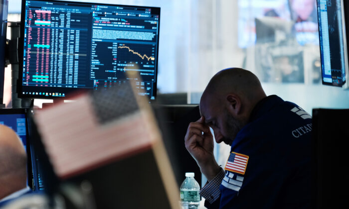 Traders work on the floor of the New York Stock Exchange (NYSE) in New York City on June 10, 2022. (Spencer Platt/Getty Images)