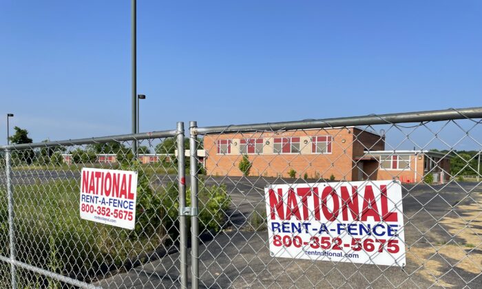Zahn's Corner Middle School remains shuttered three years after nuclear contamination was reported there.
(Photo by Ken Silva/The Epoch Times)