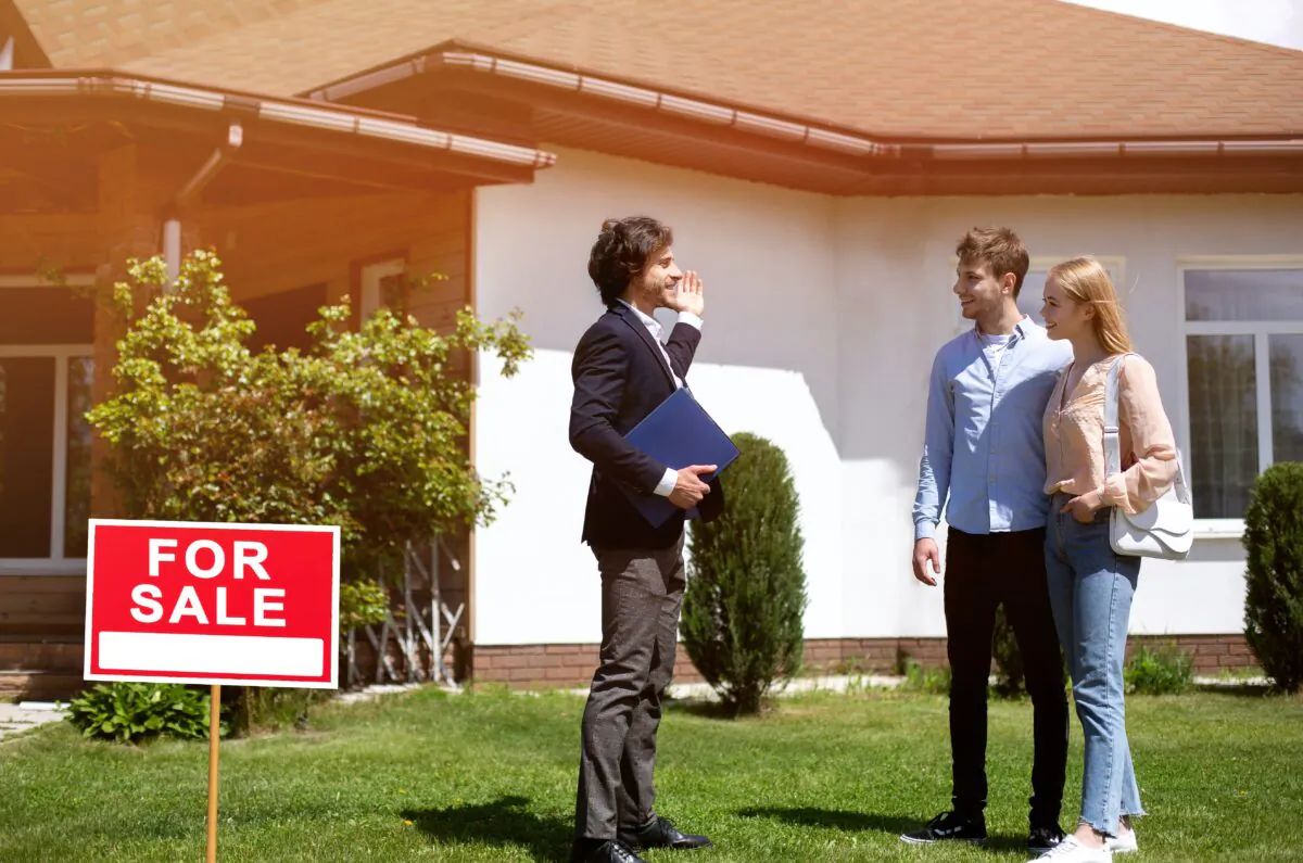 You are not obligated to work with a relative who is a realtor, but it can be a delicate matter. (Prostock-studio)