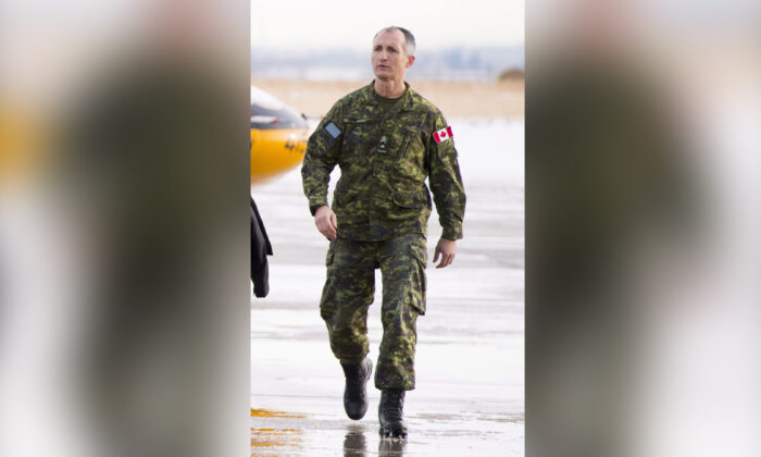 Generał brygady Trevor Cadieu patrzy, jak Grey Cup przybywa do CFB Edmonton 20 listopada 2018 r. (The Canadian Press/Jonathan Hayward)
