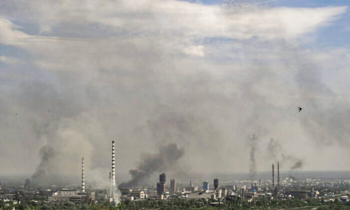 Dym i brud unoszą się z miasta Siewierodonieck podczas walk między wojskami ukraińskimi i rosyjskimi we wschodnim ukraińskim regionie Donbasu 14 czerwca 2022 r. (Aris Messinis/AFP via Getty Images)