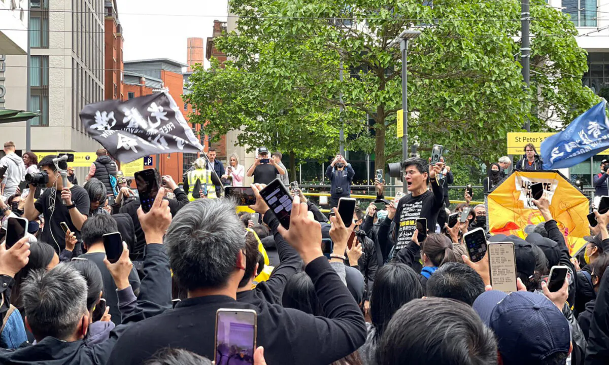 Thousands of Hongkongers in Manchester on June 12 rally. (Jack, Tian Yu/The Epoch Times)