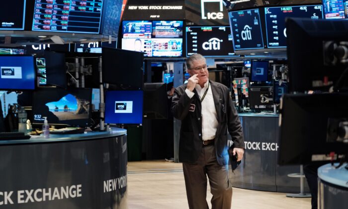 Traders work on the floor of the New York Stock Exchange (NYSE) in New York on June 16, 2022. (Spencer Platt/Getty Images)