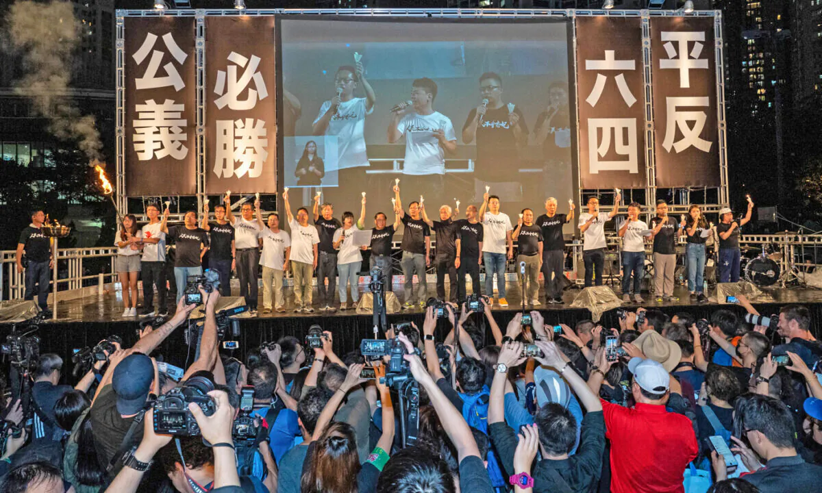 This year marks the 33rd anniversary of the 1989 Tiananmen Massacre; it is the first June 4th without the Hong Kong Alliance in Support of Patriotic Democratic Movements of China (HK Alliance), after its disbandment. A poll showed that the rate of Hongkongers supporting June 4th vindication was at the lowest in nearly 20 years, while the rate of those who agree that the CCP handled June 4th appropriately, is set at a new record high.Professor explained that the numbers reflect the self-adjustment or coping strategies of citizens. The image is about the 30-year anniversary of commemorating June 4 in 2019. (Li Yi/The Epoch Times)