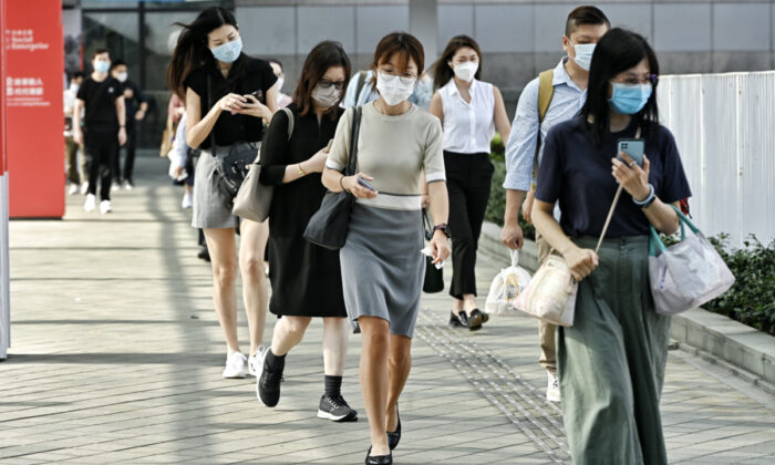 Civil servants on their way to the Hong Kong government offices. (Song Bi-long/The Epoch Times)