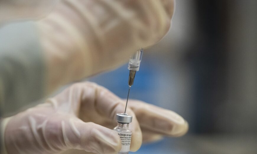 オレゴン州ポートランドでファイザーのCOVID-19ワクチンの投与量を準備する医療従事者。(ネイサンハワード/ゲッティイメージズ)