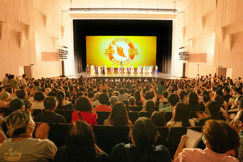 Shen Yun Performing Arts International Company's curtain call in Tainan, Taiwan, on June 15, 2022. (Annie Gong/The Epoch Times)