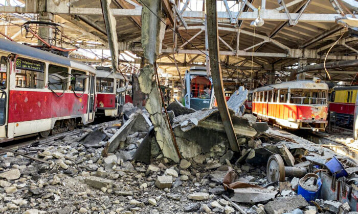 Zajezdnia tramwajowa zniszczona przez rosyjski atak rakietowy w Charkowie na Ukrainie 18 czerwca 2022 r. (Vitalii Hnidyi/Reuters)