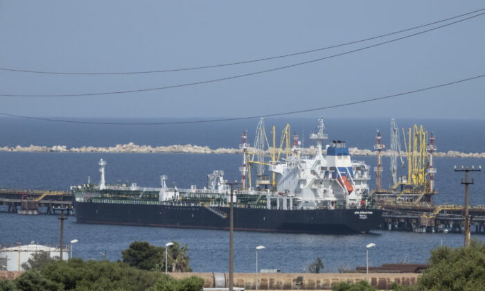 2022 年 5 月 31 日，圣塞巴斯蒂安油轮停泊在西西里岛锡拉丘兹附近 Priolo-Gargallo 的 ISAB 炼油厂码头。ISAB 由俄罗斯卢克石油公司拥有，直接雇佣 1,000 名员工，另有 2,500 名员工从事相关活动。 具有讽刺意味的是，意大利增加了对俄罗斯石油的进口，而当时欧洲其他国家甚至在制裁之前就已经削减了从莫斯科的采购量。 这是因为银行拒绝冒险向俄罗斯控制的 ISAB 提供信贷，这将允许它们从非俄罗斯来源购买石油，即使金融制裁并未明确禁止它们这样做。  （美联社照片/Gaetano Adriano Pulvirenti）