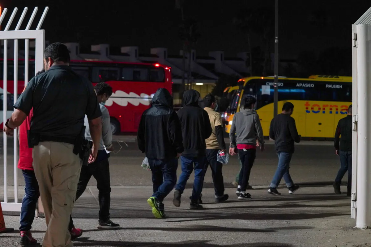 Migrants who recently crossed the border and were caught, are directed to walk back to Mexico, in Laredo, Texas, on June 15, 2022. (Veronica G. Cardenas/Reuters)