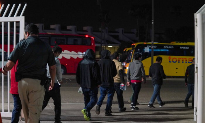 Migrants who recently crossed the border and were caught, are directed to walk back to Mexico, in Laredo, Texas, on June 15, 2022. (Veronica G. Cardenas/Reuters)