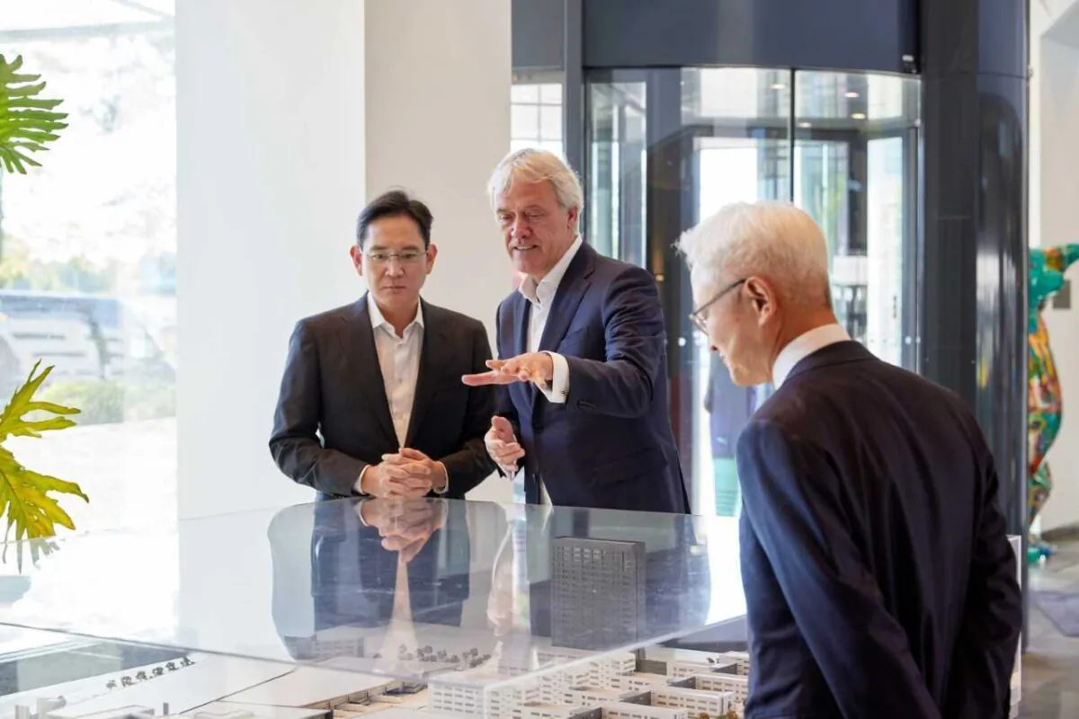 ASML CEO Peter Wennink (right) greets Samsung Electronics Vice Chairman Lee Jae-yong (left) at the Dutch chip equipment giant’s headquarters in Eindhoven, the Netherlands, on June 14, 2022. (Courtesy of Samsung Electronics)