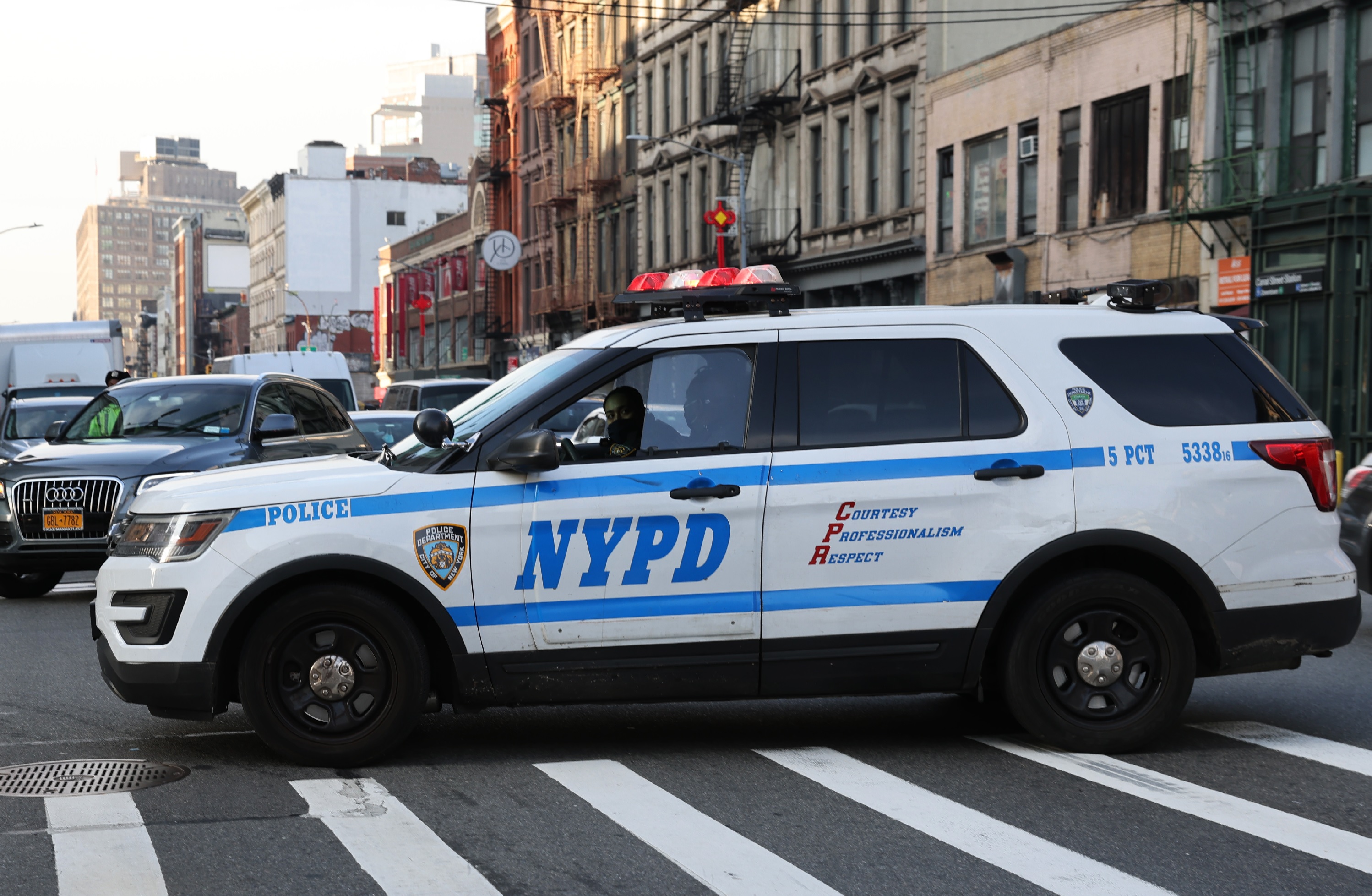 Off-Duty NYPD Officer Knocked Unconscious, Robbed in New York City While Jogging - Vimarsana News