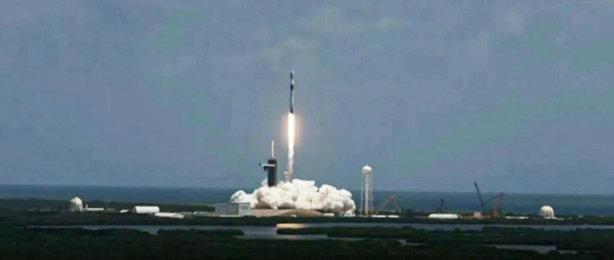 A SpaceX Falcon 9 rocket is launched with a batch of 53 Starlink satellites from Cape Canaveral, Fla., on June 17, 2022. (SpaceX via AP/Screenshot via The Epoch Times)