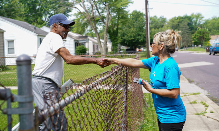 Jackie McGowan talks to a registered Democat in an African American majority neighborhood on the west side of Peoria, IL on June 11, 2022. (Cara Ding/The Epoch Times)