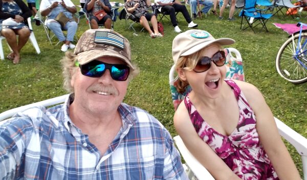 Sharon and her husband, January 6 prisoner Thomas Caldwell, enjoy an outdoor concert. 