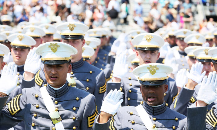 West Point graduates raise their hands during the 2022 commencement ceremony at the U.S. Military Academy on May 21, 2022 in West Point, New York. (Photo by Michael M. Santiago/Getty Images)
