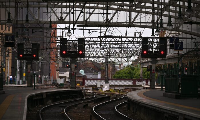 由于 2022 年 6 月 21 日苏格兰格拉斯哥中央车站的铁路罢工，许多服务被取消。（Jeff J Mitchell/Getty Images）