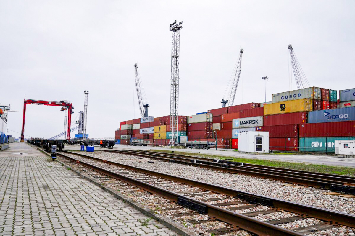 Moscow Fumes After EU Cuts Off Shipments to Baltic Outpost - Vimarsana News