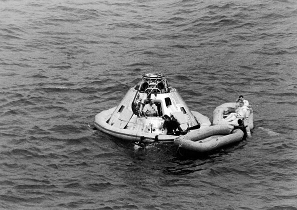 1969 年 3 月 13 日，在巴哈马以东的海洋中，宇航员 James A. McDivitt、David R. Scott 和 Russell L. Schweickart 在阿波罗 9 号宇宙飞船溅落后从机舱中走出来，这是阿波罗 9 号宇宙飞船的首次载人飞行。带有登月舱的指挥服务舱。  （美国国家航空航天局/法新社通过盖蒂图片社）