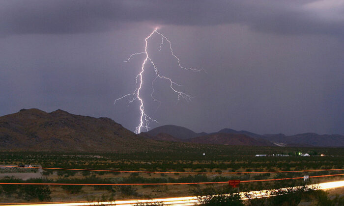 Lightning strikes southwest of Barstow, Calif., on Aug. 5, 2005. (David McNew/Getty Images)