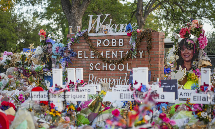 2022 年 6 月 21 日，得克萨斯州乌瓦尔迪市，5 月 24 日发生大规模枪击事件的地点，一座临时纪念馆坐落在罗伯小学外。（Charlotte Cuthbertson/媒体时报）