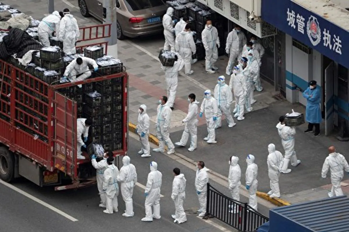 With the Shanghai lockdown, Beijing has revealed to the Chinese and foreigners alike that property, security and even life are not safe under its rule. The photo shows people dressed in personal protective equipment could be seen everywhere in Shanghai during the lockdown. （STR/AFP via Getty Images）
