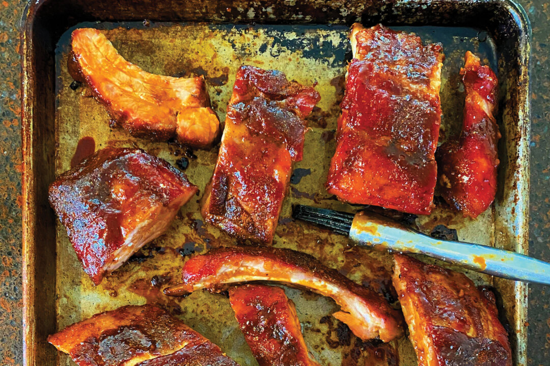Get Your Hands Dirty With These Sticky, Smoky Ribs | The Epoch Times