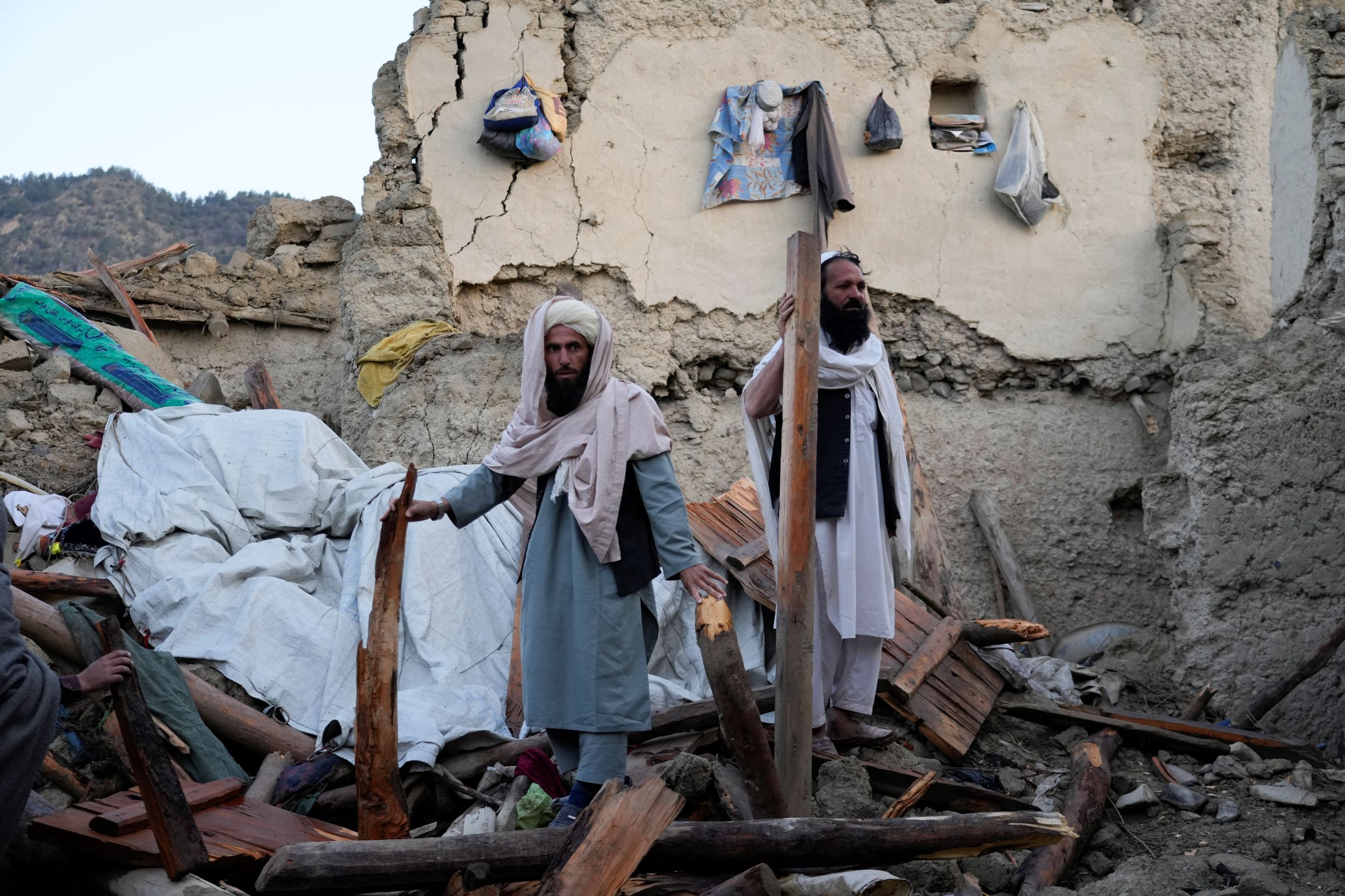 Afghans Bury Dead, Dig for Survivors After Quake Kills 1,000 - Vimarsana News