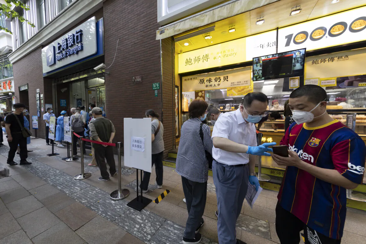 People lined up outside a bank in Shanghai, China on June 02, 2022. (Hu Chengwei/Getty Images)
