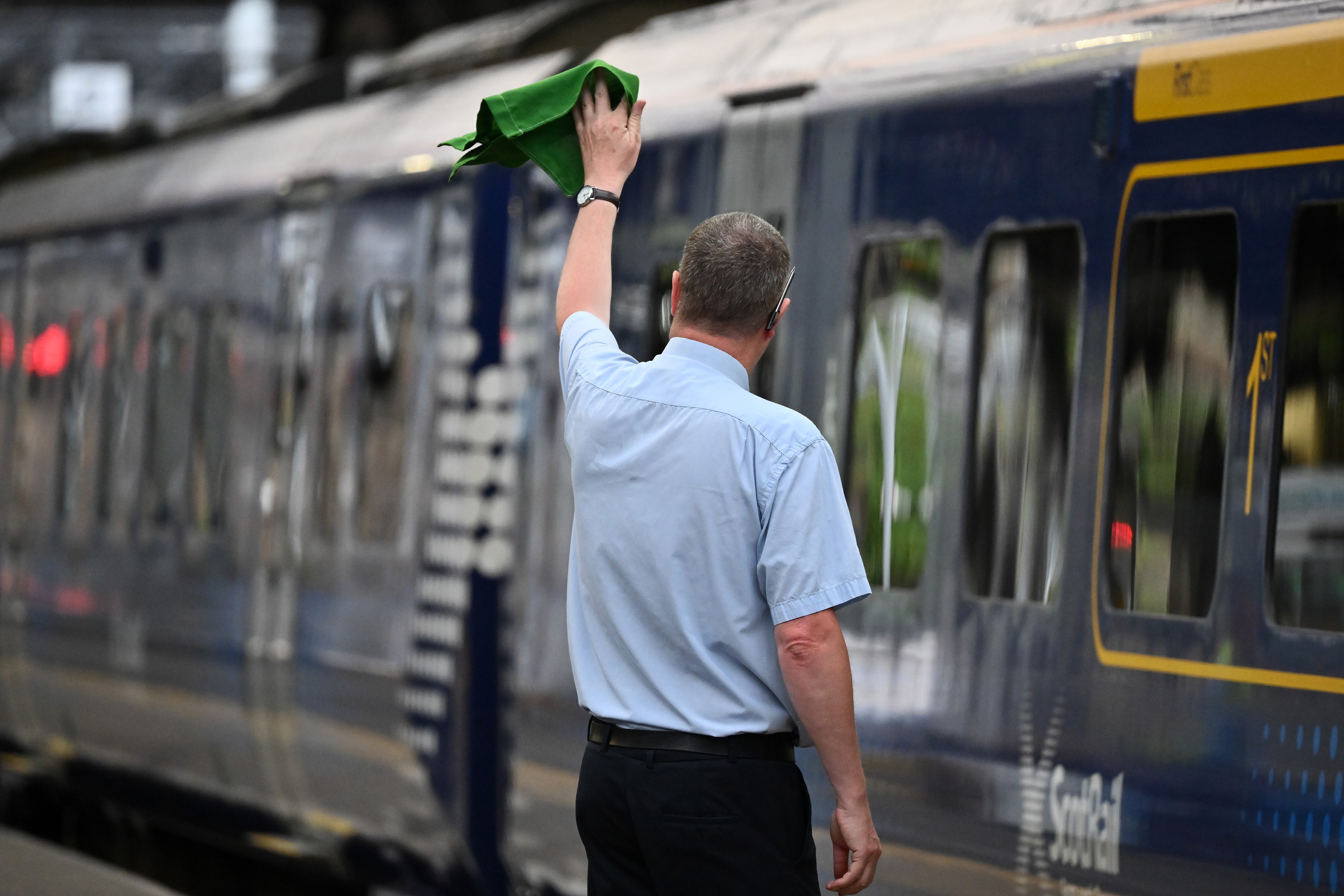 UK Rail Industry Pay Compares Favourably With Private Sector: Report - Vimarsana News