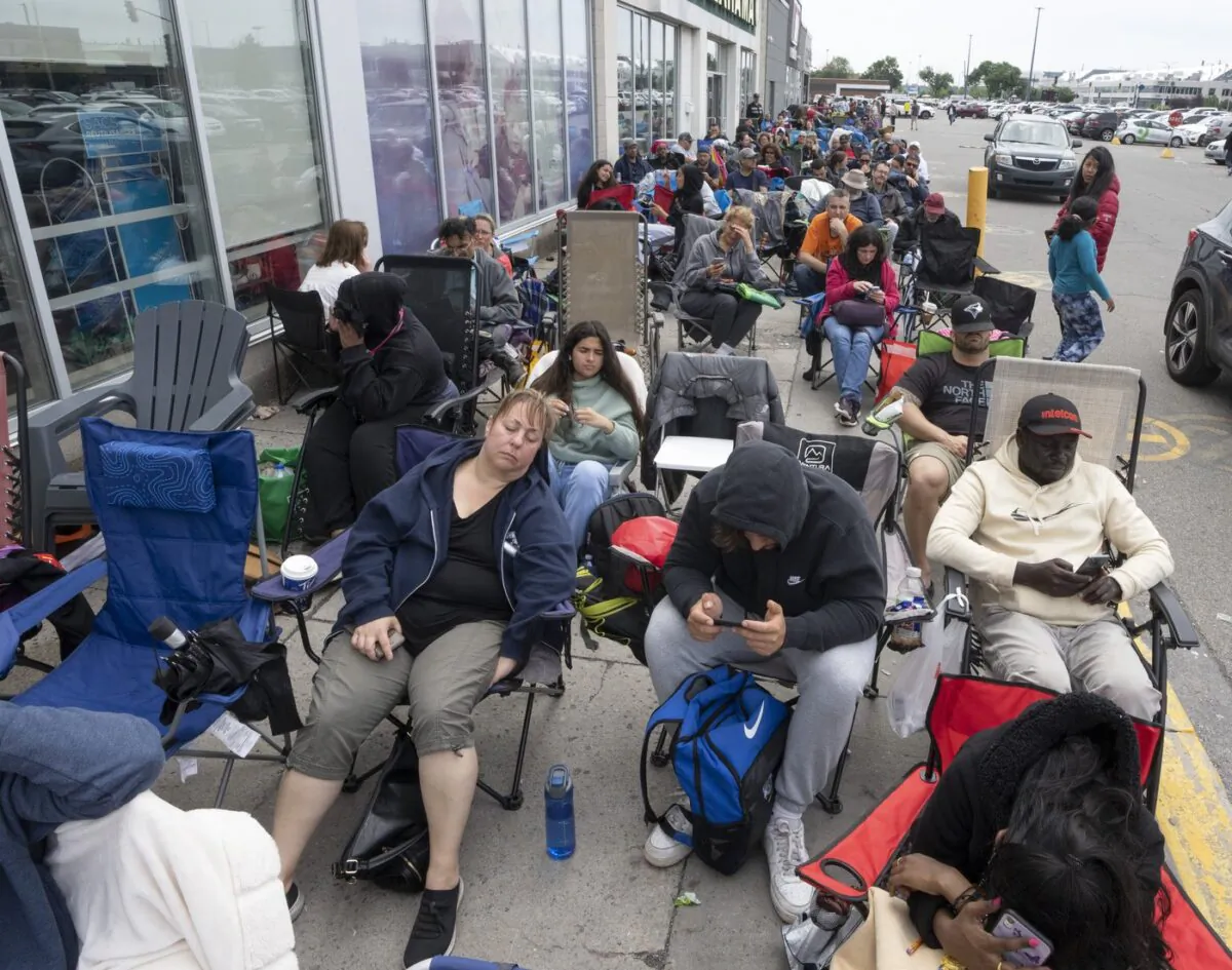 People line up at a passport office in Montreal, June 22, 2022. (The Canadian Press/Ryan Remiorz)