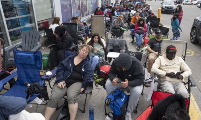 People line up at a passport office in Montreal, June 22, 2022. (The Canadian Press/Ryan Remiorz)