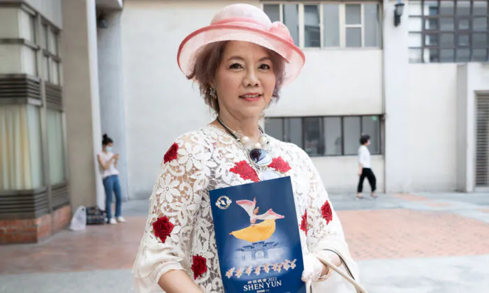 Chen Hsiu-Chen, CEO of Artists’ Dream Music Workshop, watched Shen Yun in Kaohsiung, Taiwan on June 22, 2022. (Lo Jui-hsun /The Epoch Times)