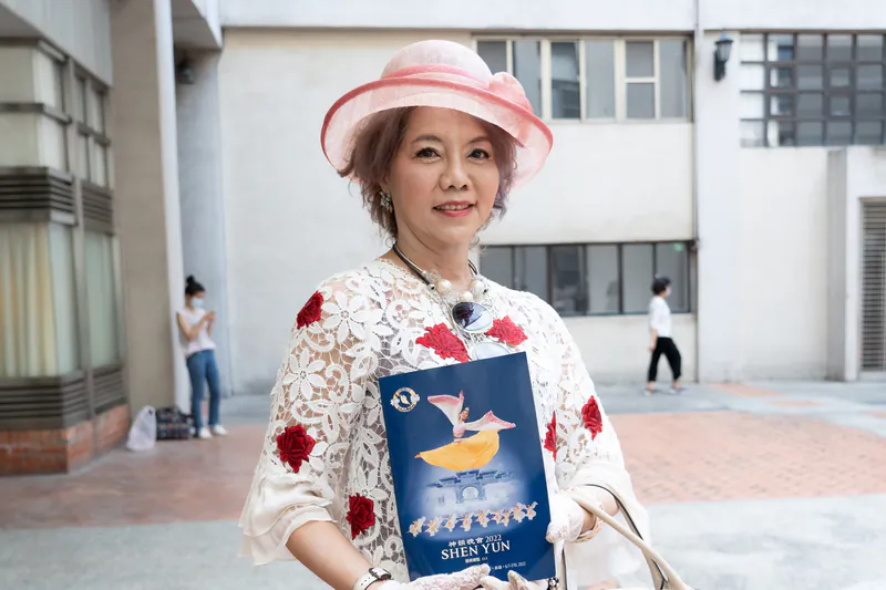 Chen Hsiu-Chen, CEO of Artists’ Dream Music Workshop, watched Shen Yun in Kaohsiung, Taiwan on June 22, 2022. (Lo Jui-hsun /The Epoch Times)