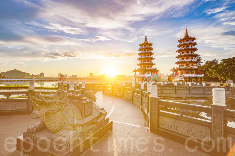 The Dragon and Tiger Pagodas at Lotus Pond Scenic Area in Kaohsiung, Taiwan, on June 21, 2022. (Annie Gong/The Epoch Times)