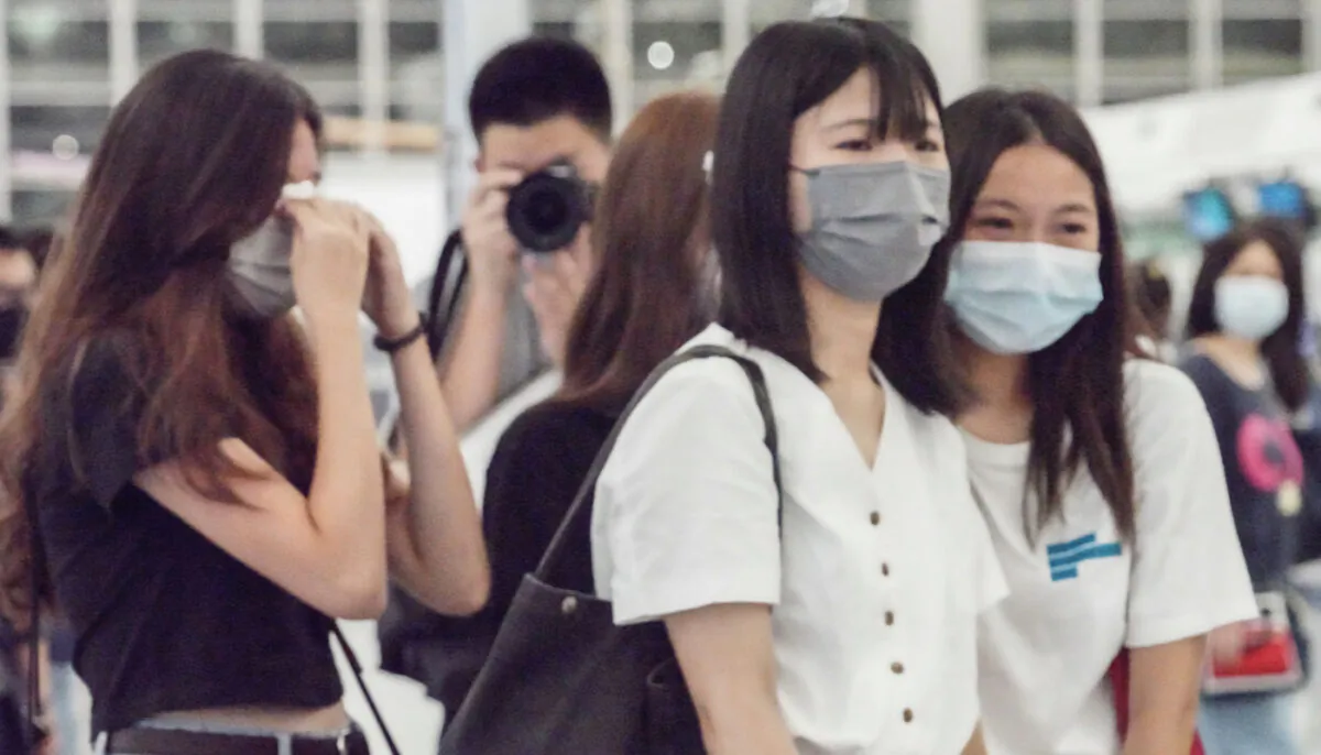 On July 18, 2021, a large number of Hong Kong people moved to the United Kingdom before the deadline for Leave Outside the Rules (LOTR). The airport departure lobby was crowded with people saying goodbye to each other, and to friends and relatives. (Adrian Yu/The Epoch Times)