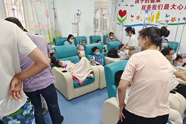Children from a Kid Castle Educational Institute branch in the local community complex, Vanke Golden Joy Town, in Xi'an City, Shaanxi, are treated for symptoms of foodborne poisoning in the week of June 19, 2022. (Provided by an  interviewee)