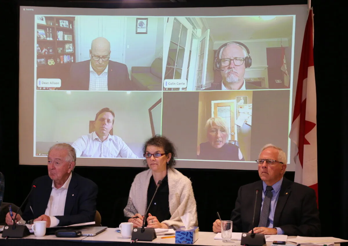 Panelists at "A Citizens' Hearing," an independent inquiry of Canada's pandemic response, listen to a cross-partisan roundtable, in Toronto on June 24, 2022. (L–R) Former Reform Party leader and MP Preston Manning, retired Ontario pediatrician Dr. Susan Natsheh, and David Ross, president of the Canadian COVID Care Alliance. (Andrew Chen/The Epoch Times)