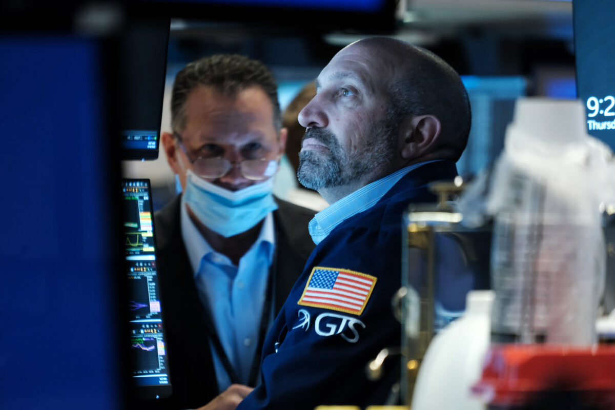 Traders work on the floor of the New York Stock Exchange on June 16, 2022, as stocks fall sharply in response to the Fed's largest rate hike since 1994. (Spencer Platt/Getty Images)