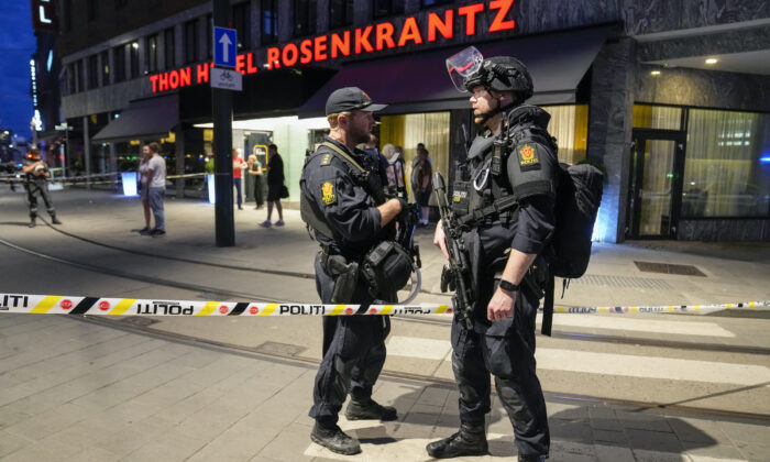Policja stoi na straży przed barem w centrum Oslo w Norwegii 25 czerwca 2022 r. (Javad Parsa/NTB przez AP)